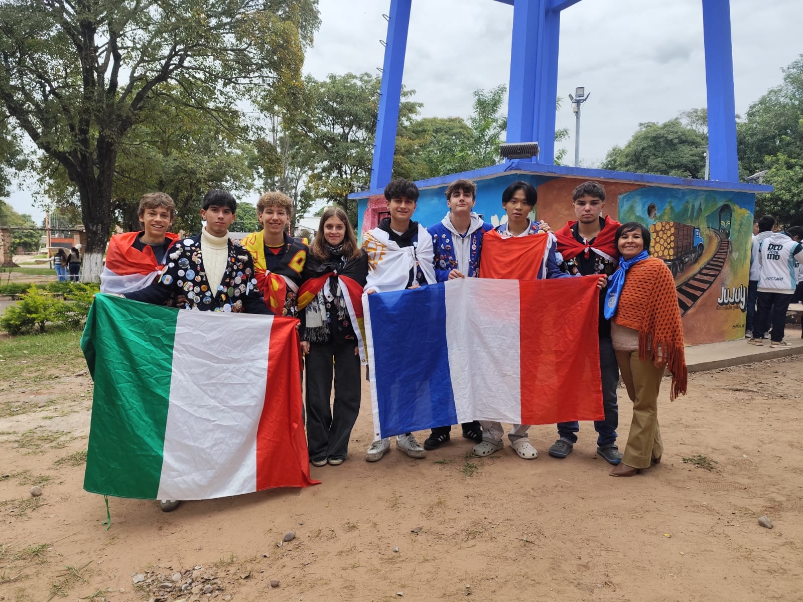 Los jovenes con sus banderas en Caimancito
